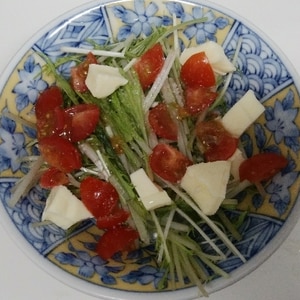 水菜トマトチーズの彩りサラダ